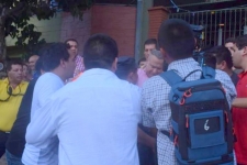 Oscar González Daher, abucheado por unos, ovacionado por otros.