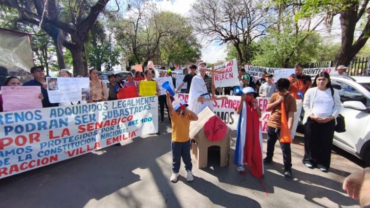 Familias Luque&ntilde;as se manifiestan hoy frente al congreso